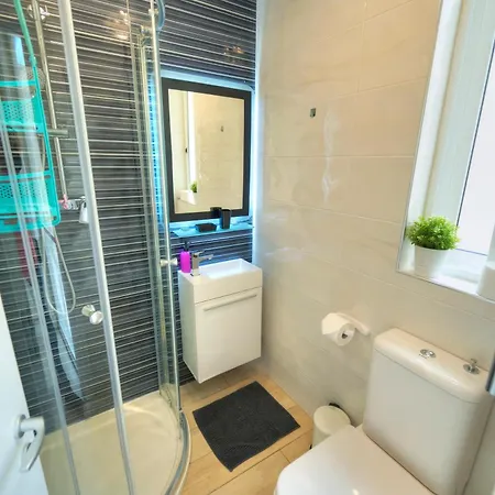 Spacious & Elegant 3 Bedroom With Yard Agre1-1 Lägenhet *