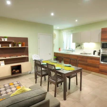 Spacious & Elegant 3 Bedroom With Yard Agre1-1 Lägenhet