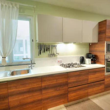 Spacious & Elegant 3 Bedroom With Yard Agre1-1 *