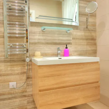 Spacious & Elegant 3 Bedroom With Yard Agre1-1 Apartmán *